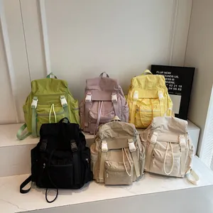 Sacs à dos en nylon multicolores en six teintes avec rabat minimaliste et boucles