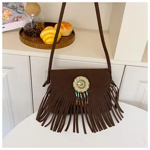Détail du sac bandoulière bohème marron foncé avec broderie de perles et longues franges