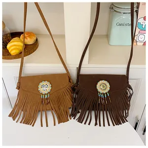 Détail de sacs à bandoulière bohèmes à franges avec motifs ethniques perlés colorés
