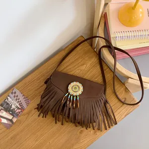 Sac bandoulière bohème marron avec franges et décoration de perles attrape-rêves