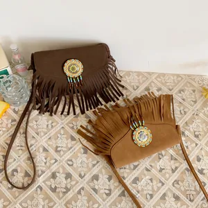 Sac bandoulière bohème à franges avec disque perlé coloré en daim marron et beige