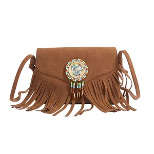 Sac bandoulière bohème en daim marron avec franges vintage et badge ethnique brodé