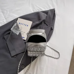 Sac à main métallisé argenté avec bandoulière chaîne et texture plissée élégante