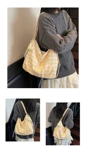 Détails du sac cabas à carreaux jaunes avec pendentif étoile et patch en cuir