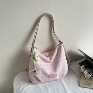 Sac à Épaule à Carreaux pour Femmes Grande Capacité Sac Cabas en Tissu Décontracté Sac Sous le Bras Avec Pendentif Lune en Peluche