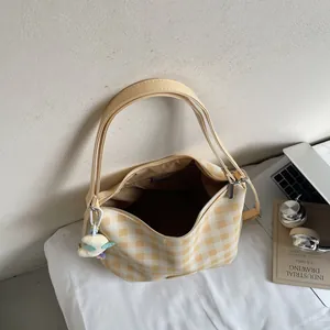 Sac fourre-tout à carreaux jaune et blanc avec bandoulière et breloque animal