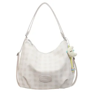 Sac hobo à carreaux beige pour femme avec pendentif lune en peluche et bandoulière réglable