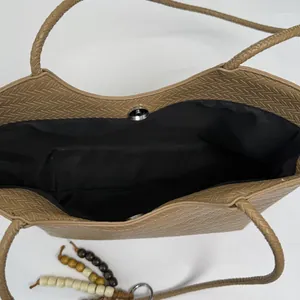 Grand sac fourre-tout tissé kaki avec fermoir magnétique et breloque à pompon en perles