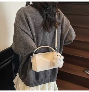 Bolso nube blanco chic con colgante de cachorro de peluche llevado como bandolera