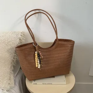 Sac Cabas Tissé à la Mode pour Femmes Grande Capacité Sac à Épaule en Cuir PU Avec Pendentif en Perles de Bois Sac à Main Décontracté d'Été