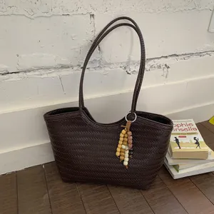 Grand sac cabas tressé marron foncé pour femme avec doubles anses et pompon perlé