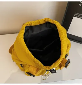 Vue de dessus de l'intérieur spacieux du sac à dos jaune avec cordon jaune et doublure nylon