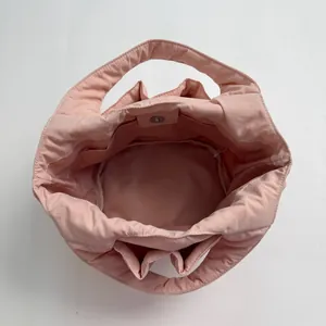 Sac seau rose en nylon matelassé avec poches intérieures et fermeture magnétique
