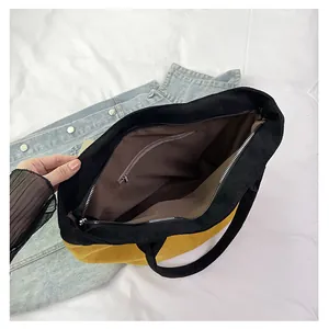 Vue intérieure du grand sac cabas avec doublure brune et fermeture éclair en métal