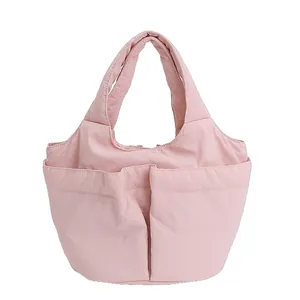 Sac seau matelassé rose clair minimaliste avec plusieurs poches et large bandoulière