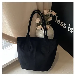 Détail d'un sac cabas noir mat minimaliste avec deux poches fer à cheval en décor de style