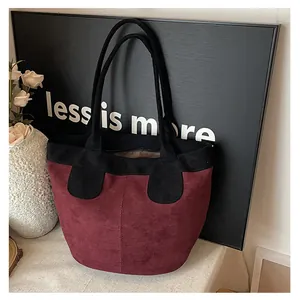 Détail du sac cabas bordeaux en similicuir suédé avec poignées et finitions noires chic