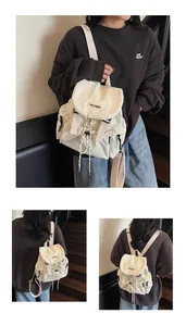Détail du sac à dos blanc crème avec rabat, sangles réglables et fermeture à boucle