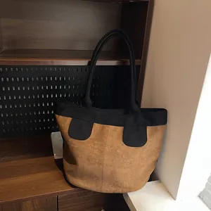Grand sac fourre-tout minimaliste en daim marron avec anses noires au design rétro