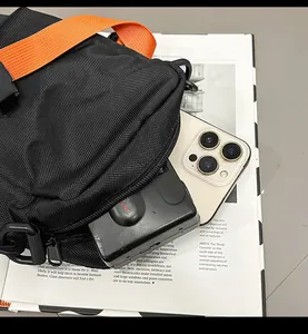 Detailansicht der schwarzen Nylon-Umhängetasche mit Platz für Handy und Powerbank im Inneren