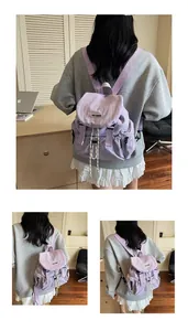 Vue détaillée du sac à dos en nylon lilas avec fermeture à rabat et cordon contrasté