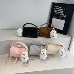 Bolsos Boston elegantes en cinco colores con colgantes de perro y asas
