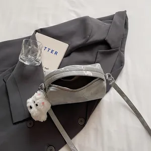 Bolso Boston gris con patrón de mármol y colgante de cachorro sobre chaqueta gris