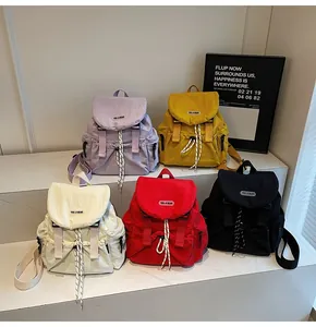 Collection de sacs à dos en nylon en violet, jaune, beige, rouge et noir élégants