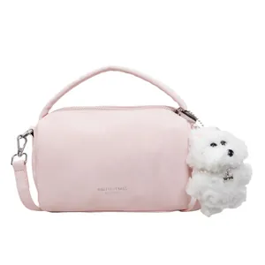 Bolso Boston rosa con colgante de cachorro de peluche y logo Mailetao para estilo verano