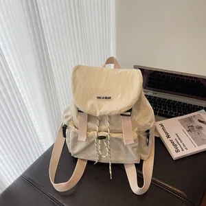 Sac à dos minimaliste en nylon beige avec rabat et cordon pour l'école et voyage