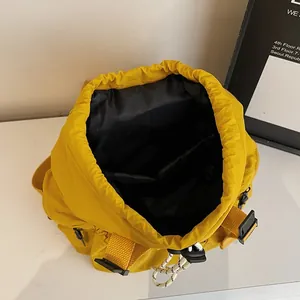 Vue de dessus du sac à dos jaune contrasté montrant le compartiment principal spacieux