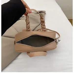 Vista interna della borsa bowling in pelle kaki con capienza e fodera in tessuto