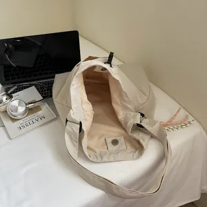 Minimalistische beige Nylon-Einkaufstasche mit Kordelzug und Lifestyle-Accessoires