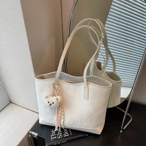 Damen Große Kapazität PU Leder Plissierte Tragetasche Mit Süßem Bärenanhänger Street Style Pendler Schultertasche Für Die Schule