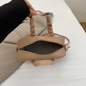Borsa Boston in pelle kaki con manici intrecciati e vista interna in uno stile minimalista