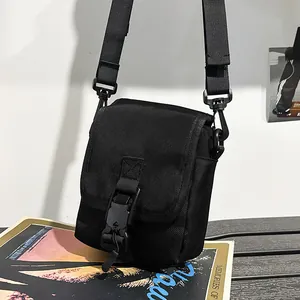 Schwarze taktische Crossbody-Tasche aus Nylon mit Gurt und Steckverschluss