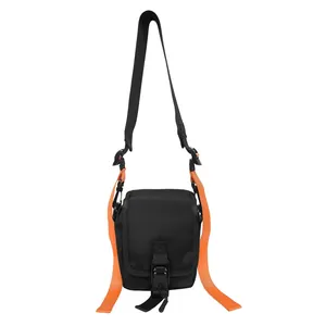 Minimalistische schwarze Umhängetasche aus Segeltuch mit orangen Riemen