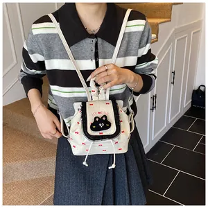 Vue détaillée d'un mini sac à dos blanc avec dentelle et broderie chat sur modèle