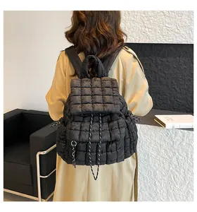 Details des schwarzen gesteppten Cloud-Rucksacks mit Puff-Gewebe und Kordelzugverschluss