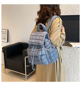 Detailansicht der quadratischen Steppung und Textur auf dem blauen Puffer-Rucksack