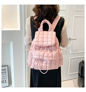 Rückansicht des pinkfarbenen gesteppten Rucksacks mit Kordelzug und Klappenverschluss