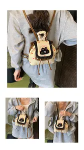 Détail d'un sac à dos tissé beige avec broderie cartoon et motifs de nœuds rouges