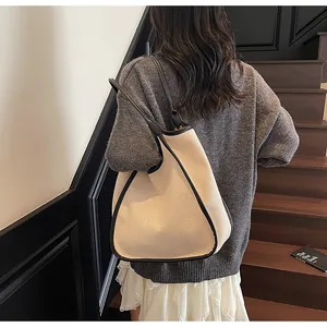 Détail du sac cabas en toile avec bordure noire montrant la texture et la bandoulière