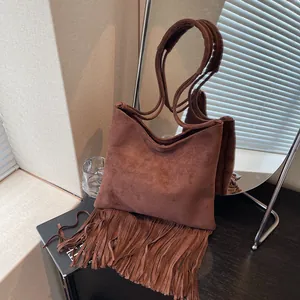 Bolso de hombro en ante marrón estilo boho retro con flecos largos y correas dobles