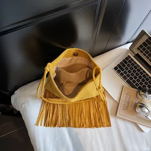 Bolso de hombro de ante amarillo brillante con flecos bohemios y cierre magnético