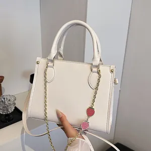 Sac à Épaule pour Femmes en Cuir PU Avec Pendentif Fraise Chaîne Dorée Poignée Supérieure Besace Sac à Main