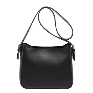 Bolso bandolera retro de cuero mate negro con detalles dorados y borla para mujer