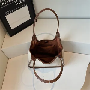 Grand sac cabas beige avec bordures marron et poche intérieure zippée pratique