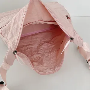 Rosafarbene Nylon-Umhängetasche mit Innenfächern und Details mit Knittertextur