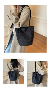 Dettaglio della borsa tote in nylon nero fantasia con fondo rinforzato e tracolla lunga